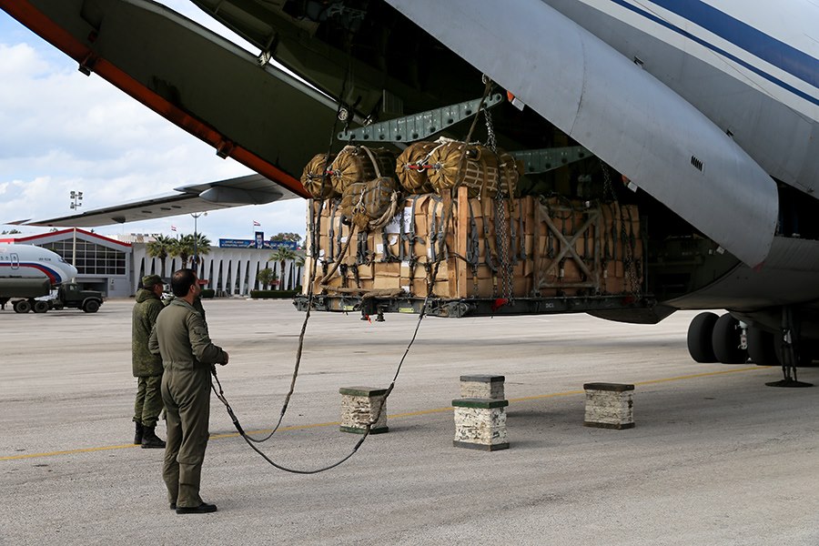 Hàng hóa được bốc dỡ khỏi chiếc Il-76 ở Syria.