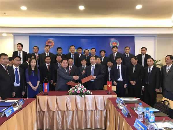Tổng cục trưởng Hải quan 2 nước Việt Nam và Campuchia thực hiện ký kết biên bản hội đàm giữa hai bên. Ảnh internet  Read more at: https://maika.com.vn/k/hai-quan-viet-nam-campuchia-tang-cuong-hop-tac-song-phuong